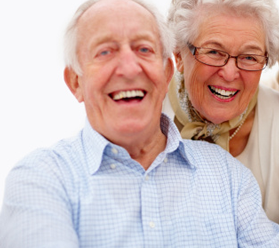 Lachende ouderen met kunstgebit